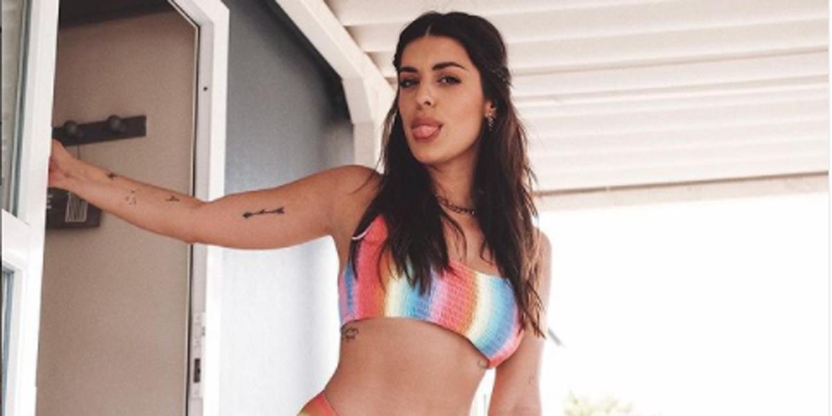 La influencer Dulceida con un bikini de colores.