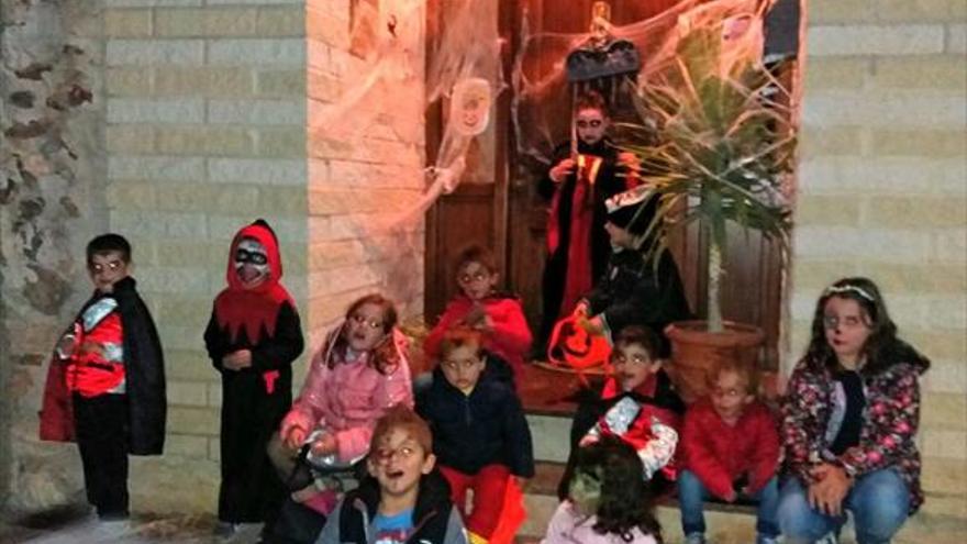 Los niños recorren las calles y casas en Halloween