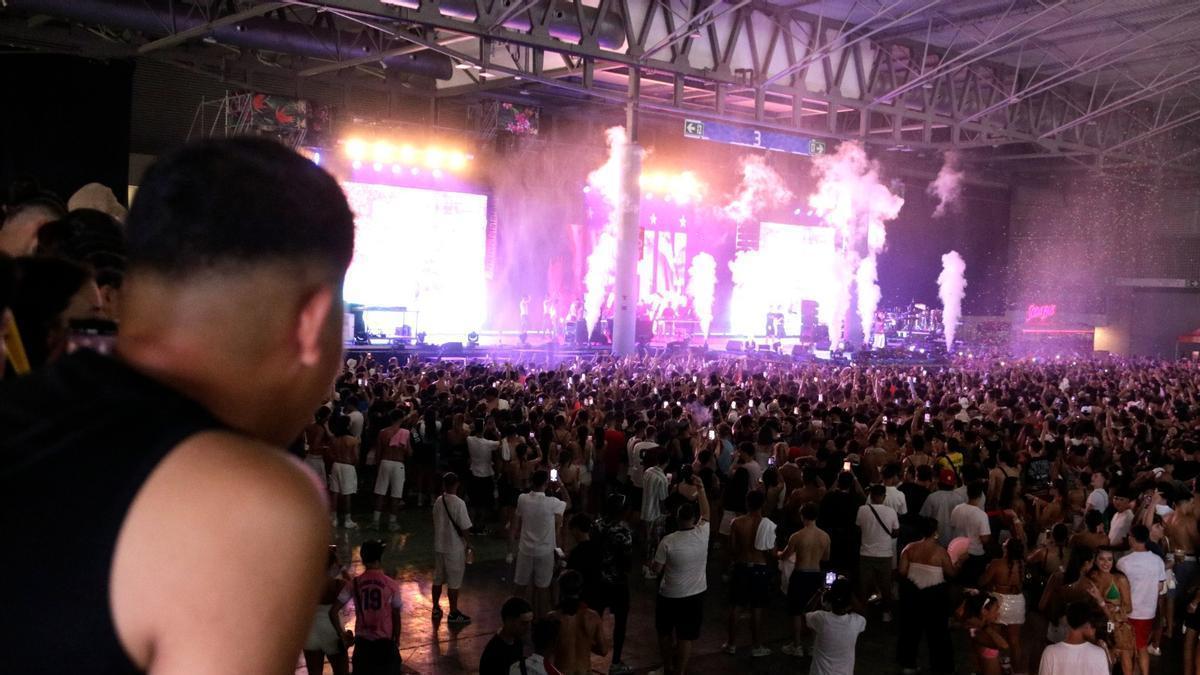 Un noi segueix des de la zona VIP un concert al Reggaeton Beach Festival, en una imatge d'arxiu.