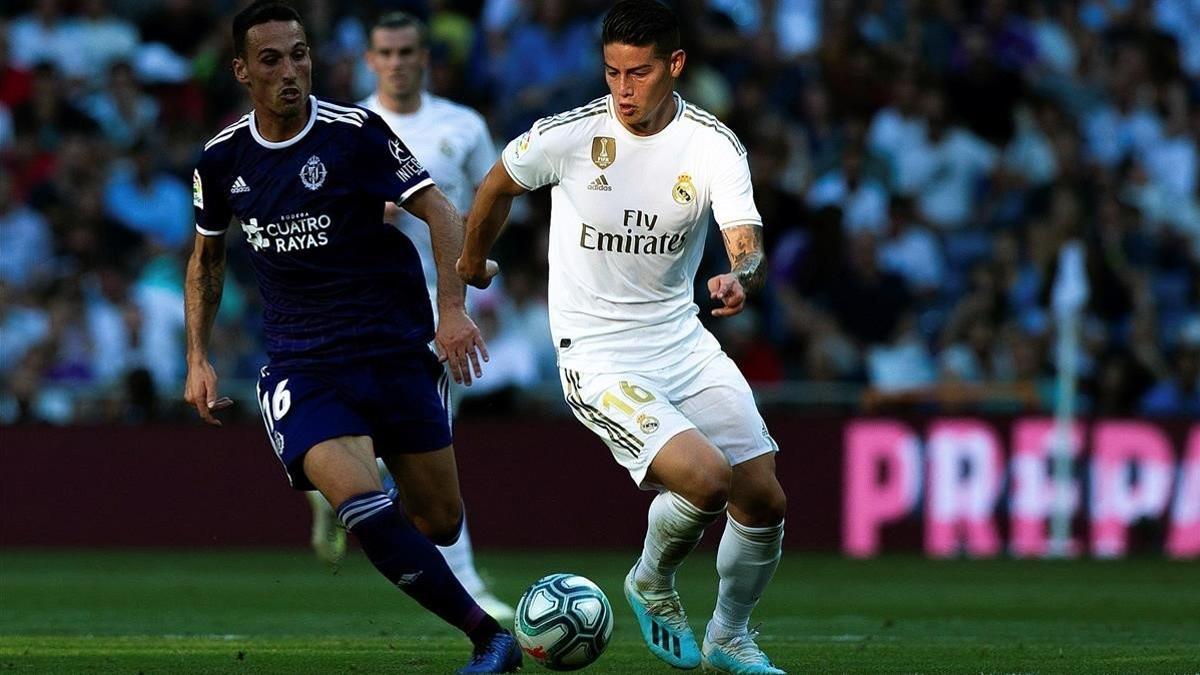 James controla el balón ante el Valladolid.