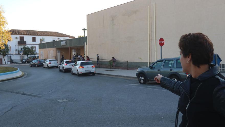 Inés Saldaña, el pasado martes a las 5 en la salida del Conservatorio Manuel Carra, donde ya se ven coches mal aparcados.
