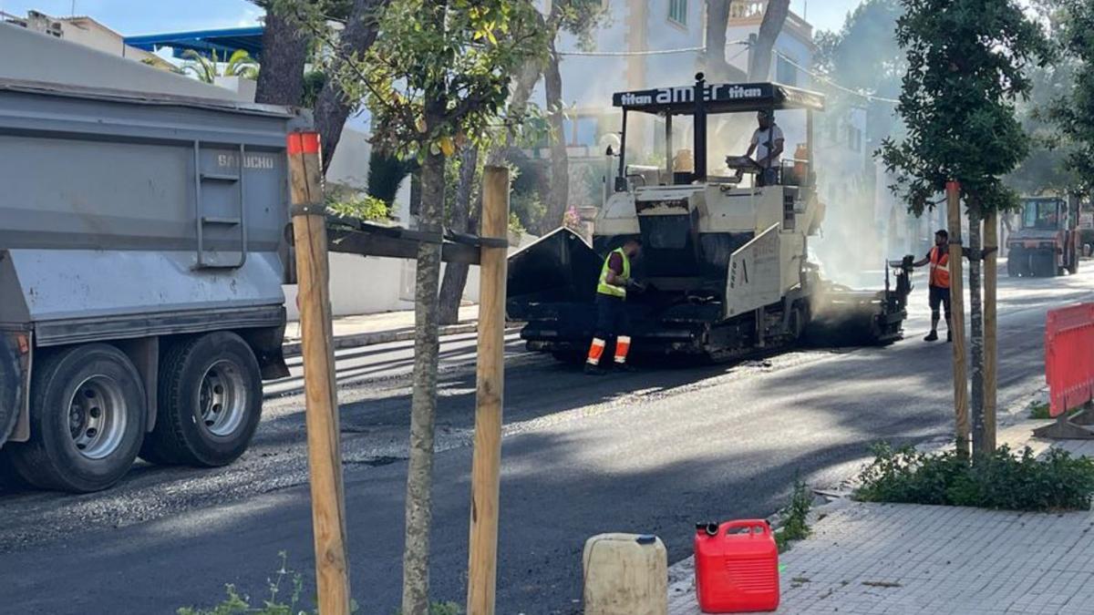 Obras de pavimentación en una calle de Son Armadams. | EMAYA