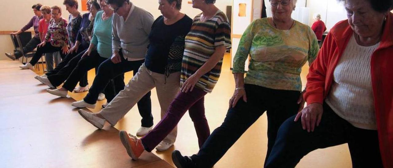 Un grupo de mujeres, en el taller de gimnasia del Hogar del Pensionista &quot;El Carmín&quot;, de Pola de Siero.