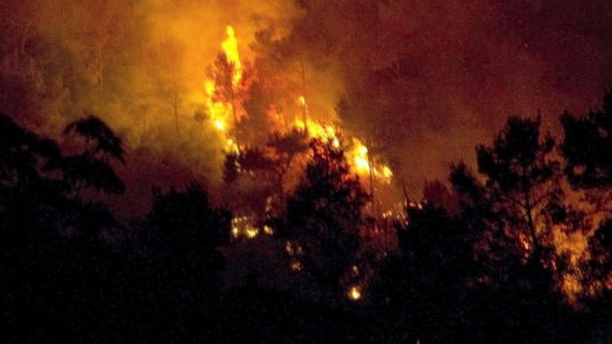 Comença a entrar en fase de control l&#039;incendi de Vallirana