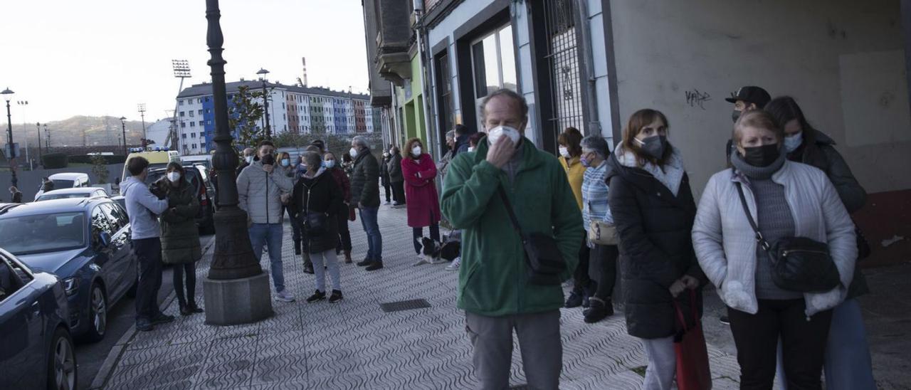 Un grupo de personas en las inmediaciones de la vivienda en la que se produjo el suceso. | Miki López