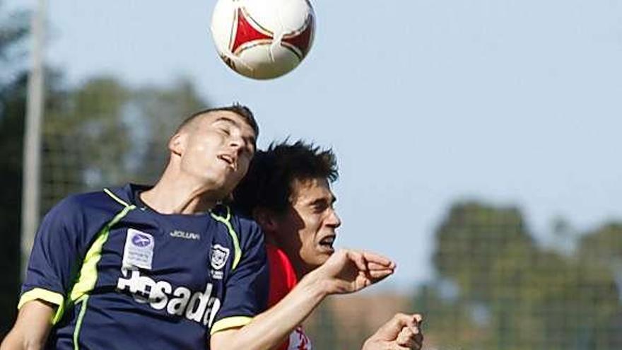 Enol lucha por un balón con un jugador del Sporting B en la Copa Federación.