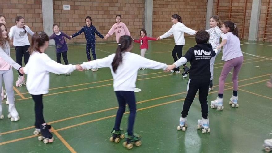 Unha das actividades da escola de patinaxe, en Tebra. | // D.P.