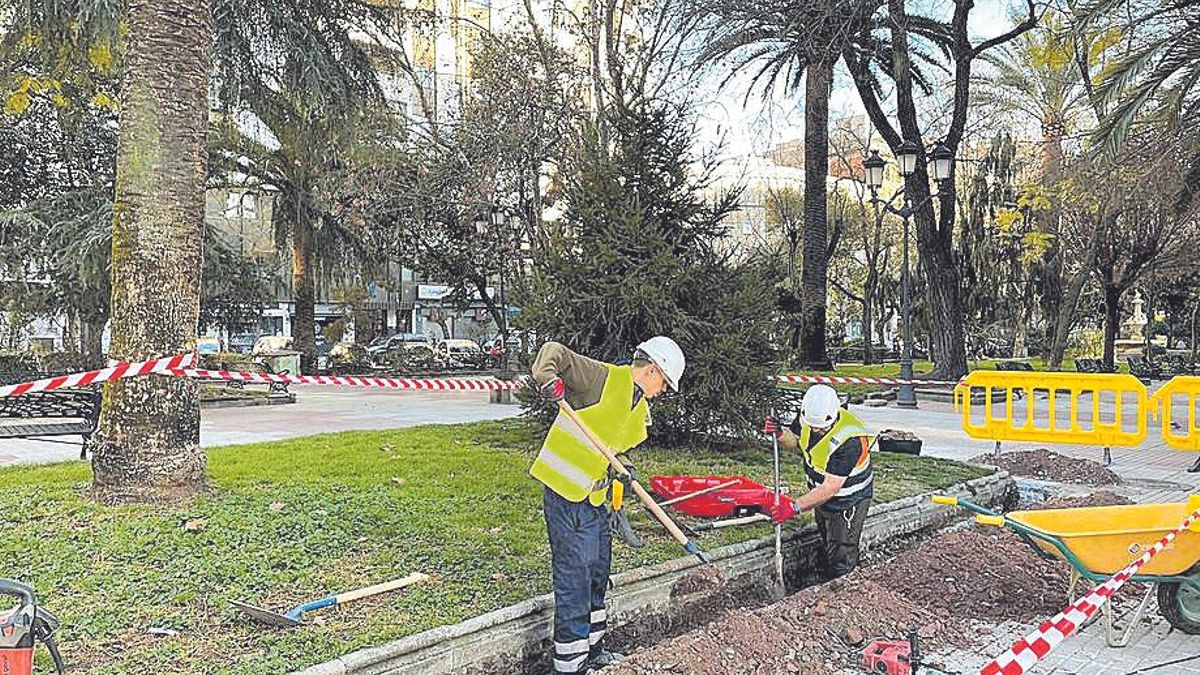 Operarios abren una zanja en el paseo de Cánovas.