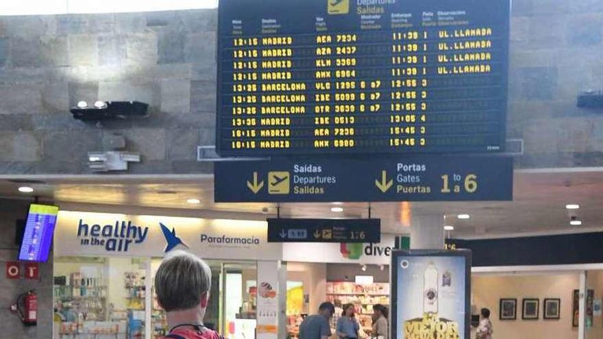 Un pasajero, en la terminal del aeropuerto de Alvedro.