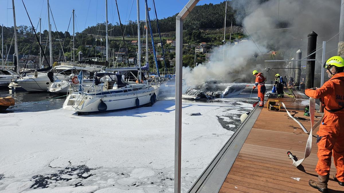 Una columna de humo se levanta en la ría de Vigo: arde una embarcación en San Adrián de Cobres