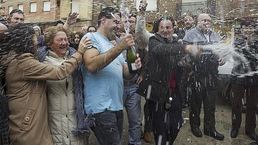 El dueño del bar &#039;El Frontón&#039; de la localidad burgalesa de Huerta del Rey en donde se ha vendido el primer premio de la lotería del Niño.