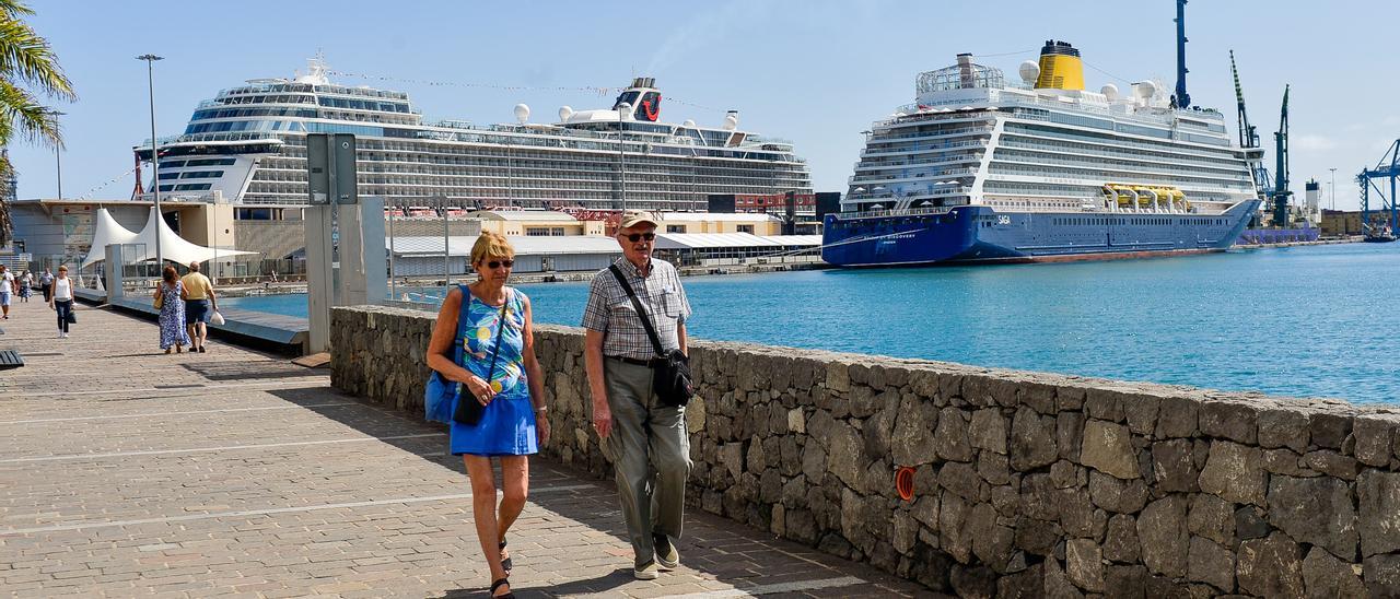 Imagen de dos cruceristas en el muelle Santa Catalina de La Luz.