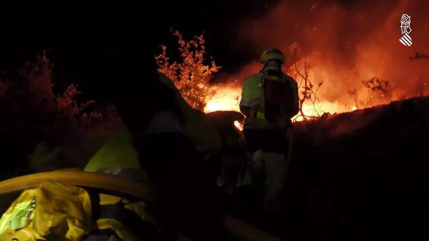 Los bomberos trabajando por la noche para extinguir el incendio de Tírig