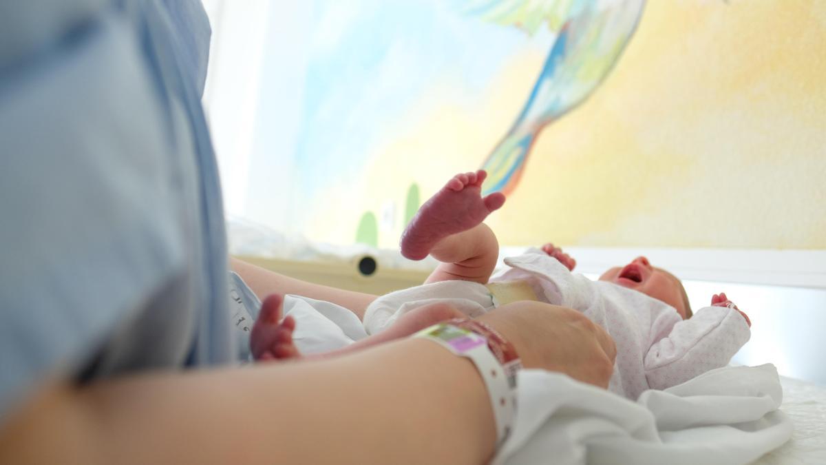 Un bebé recién nacido en el Hospital de Elda