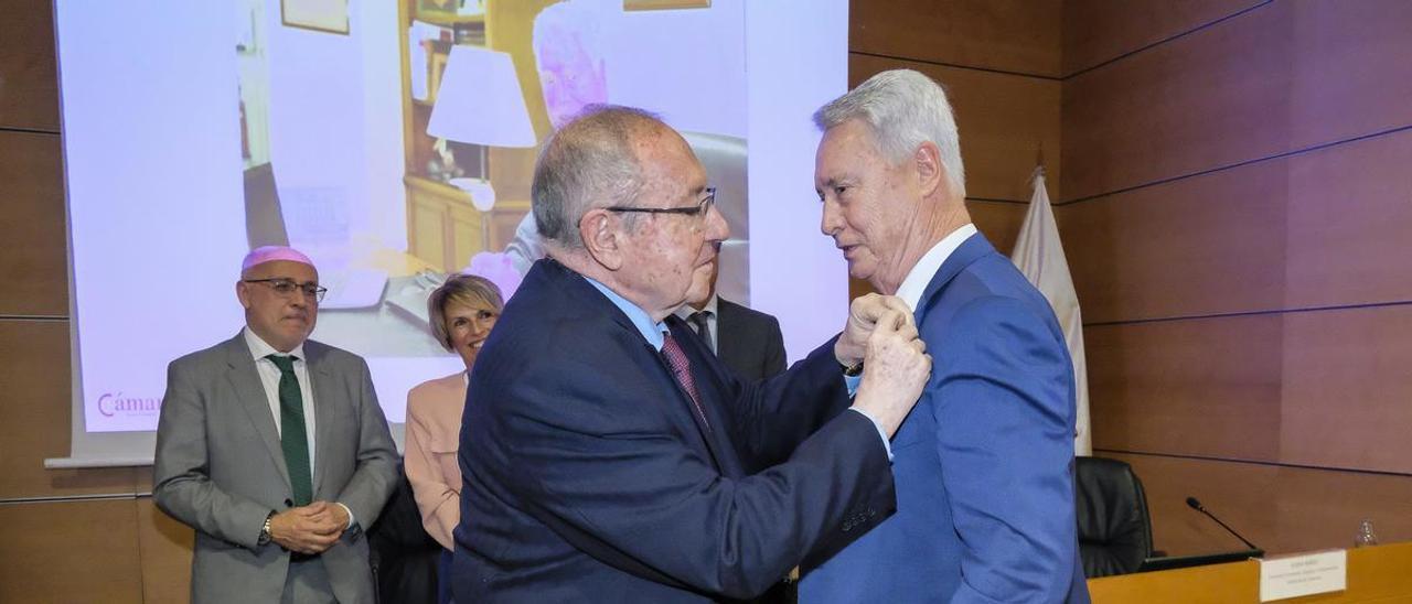 El presidente de las Cámaras de España, José Luis Bonet, entrega de la Medalla de Oro de Cámara de España a José Sánchez Tinoco