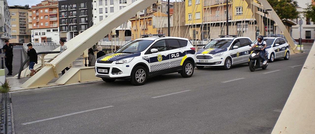 Tres coches de la Policía Local de Gandia, en una intervención en el puente de Beniopa. | LEVANTE-EMV