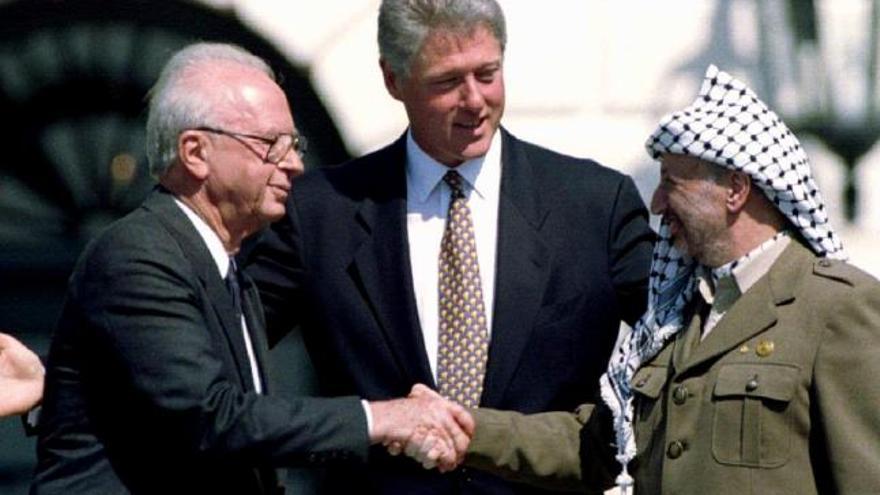 Clinton entre Rabin y Arafat el 13 de septiembre de 1993.