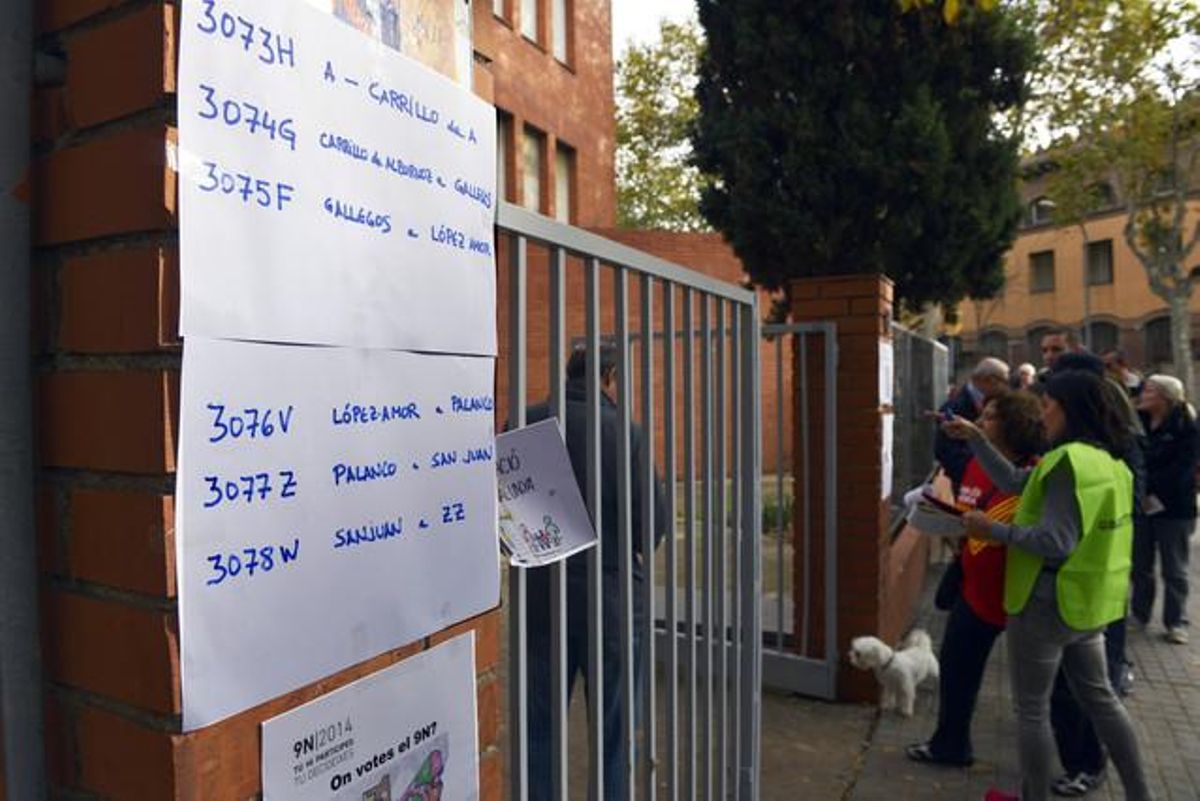 Voluntaris informant els votants a l’Institut Icària de Barcelona.