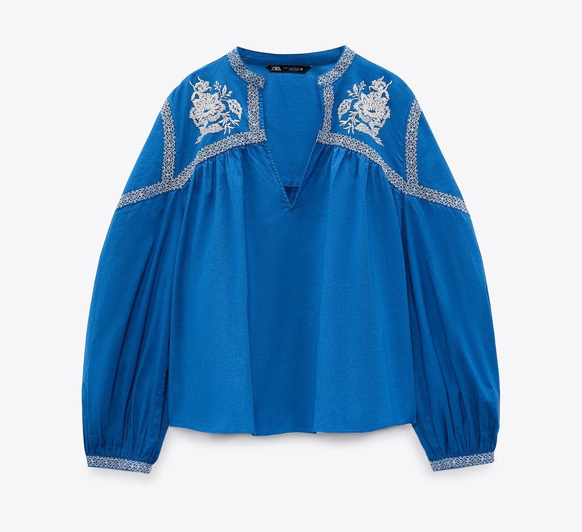 Blusa azul de Zara con bordados