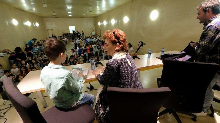 En la mesa, David Nosti, Ángeles Caso y Xuan Castañón, director del Liceo.