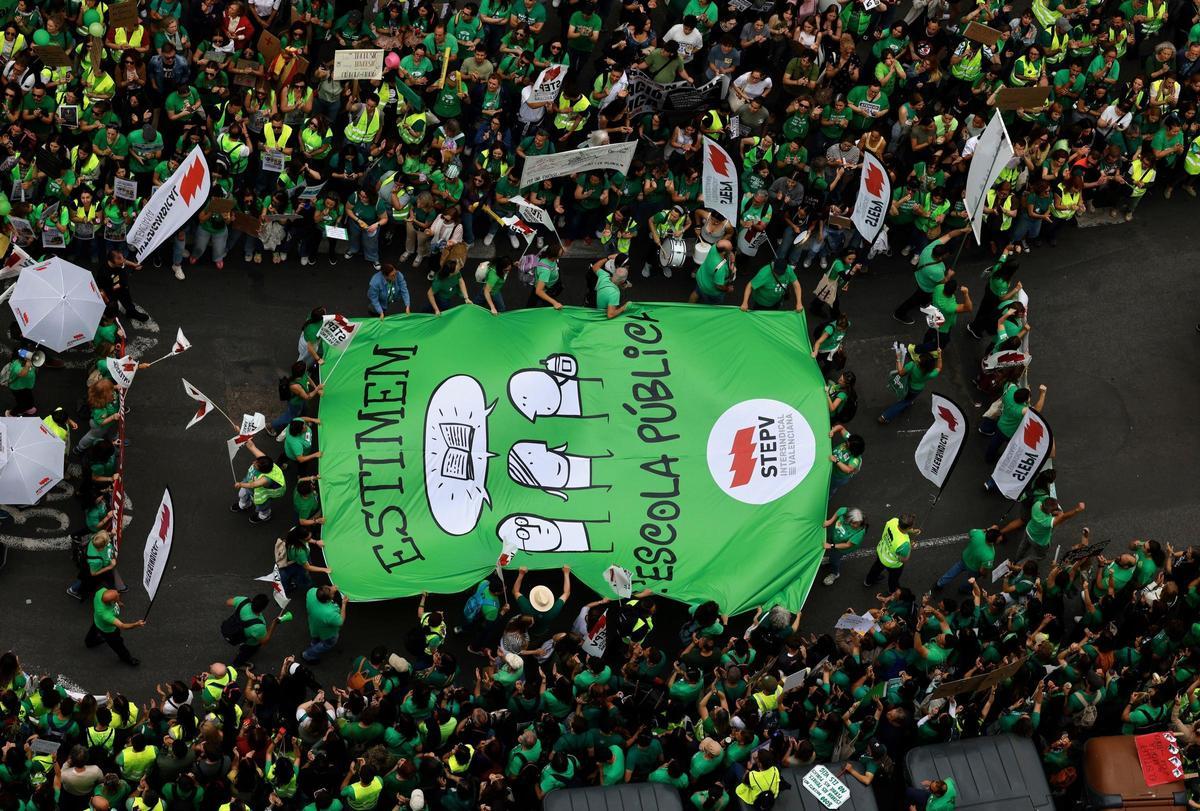 Una imagen de la masiva manifestación de profesores en València cierra la primera semana de huelga indefinida en la Comunitat Valenciana