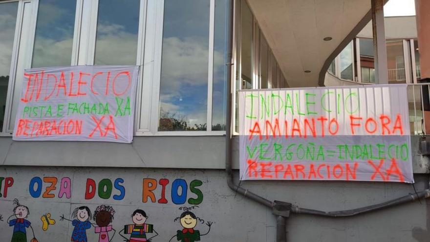 La comunidad educativa reclama la retirada de uralita y otras mejoras en el colegio de Oza