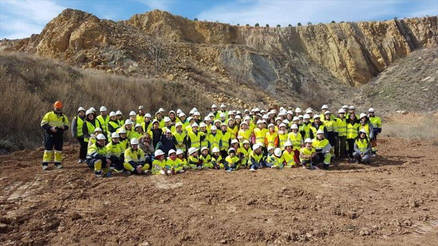 Abuelos y nietos plantan un centenar de pinos en la cantera