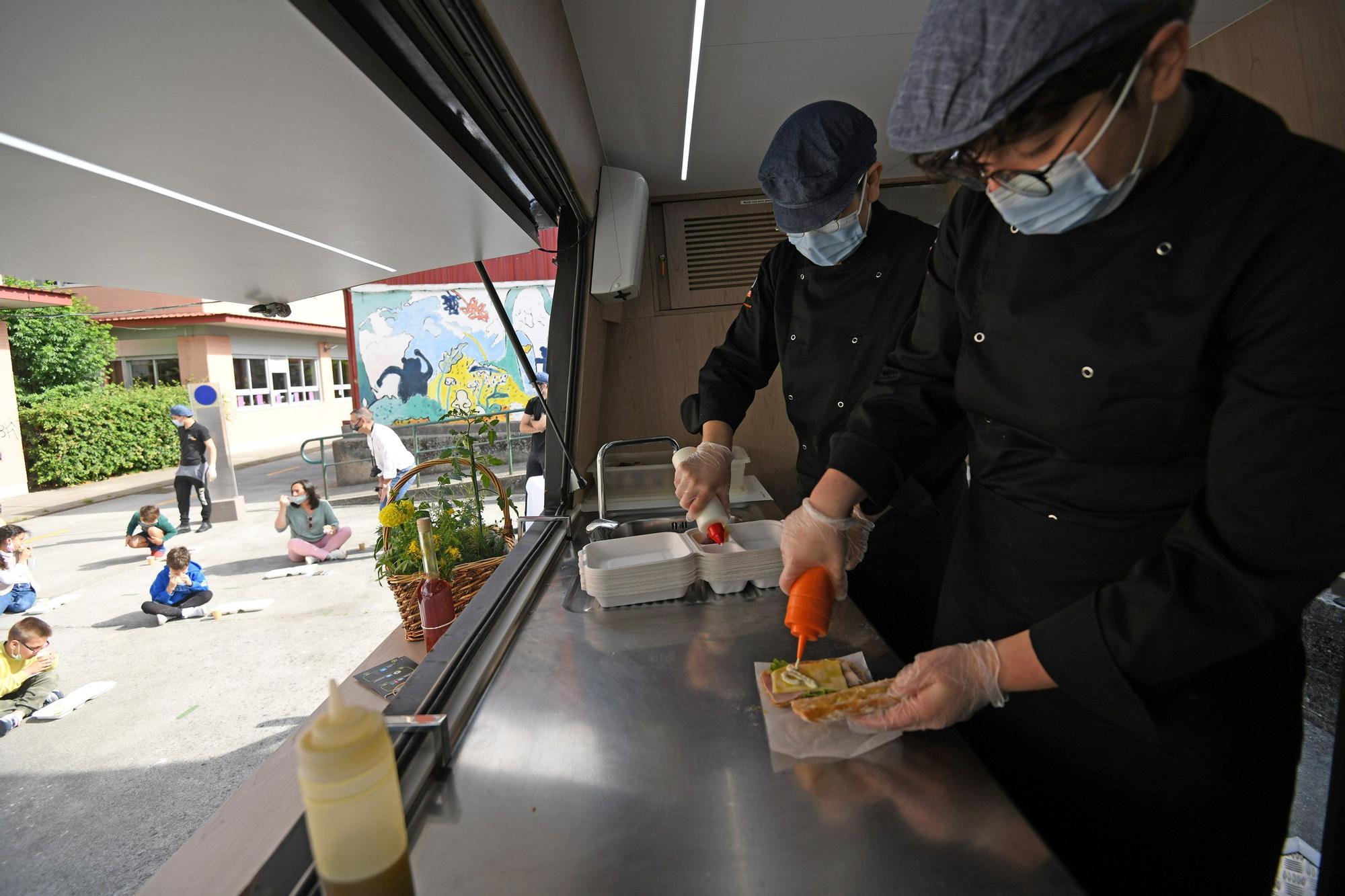 La "food track" del CIFP Carlos Oroza lleva sus menús equilibrados a los alumnos del Campolongo