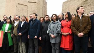 GRAF4982. MADRID, 10/02/2019.- El presidente de VOX, Santiago Abascal (2i), el líder del PP, Pablo Casado (4i), y el líder de Ciudadanos, Albert Rivera (d), han posado junto a otras personalidades asistentes a la concentración convocada por su partido, Ciudadanos y el PP este domingo en la plaza de Colón de Madrid, en protesta por el diálogo de Pedro Sánchez con los independentistas catalanes y en demanda de elecciones generales. EFE/Fernando Villar