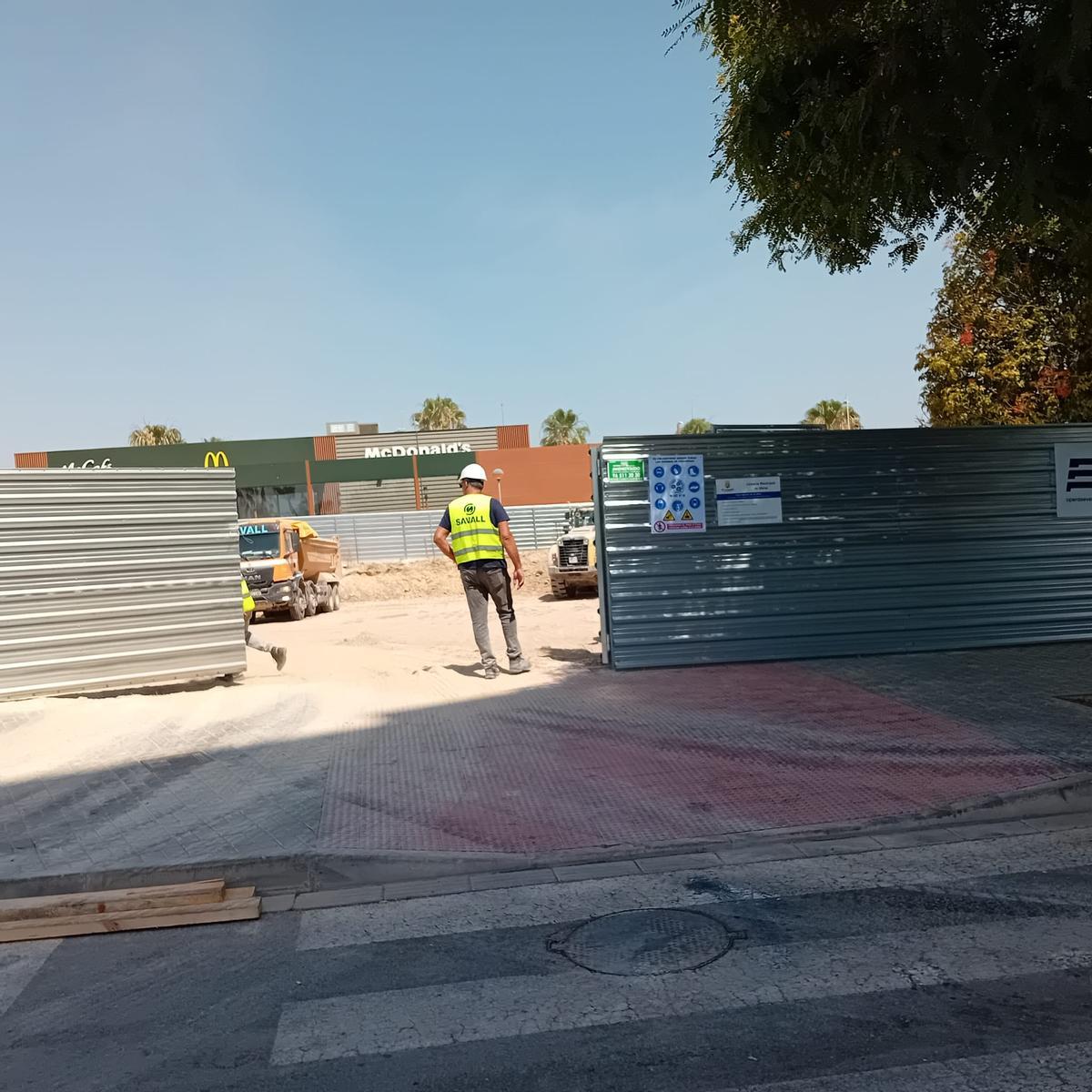 Acceso al solar donde se van a construir las viviendas