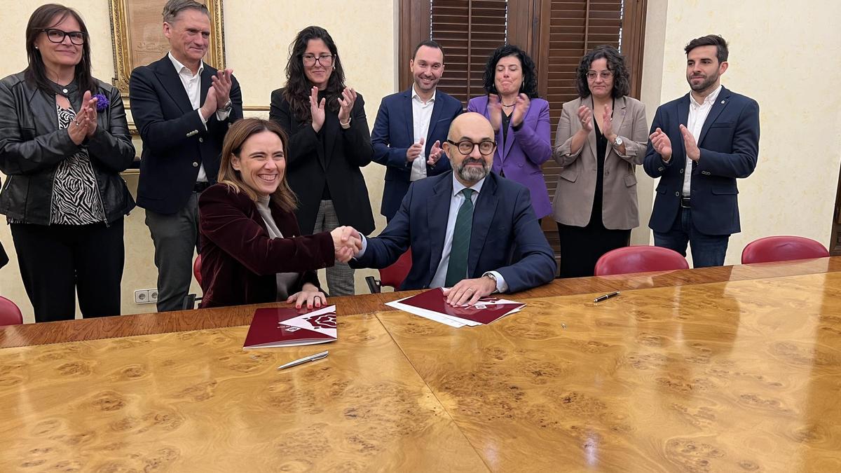 La firma del protocolo de la cesión de la playa de vías, entre el Ayuntamiento de Reus y Adif.