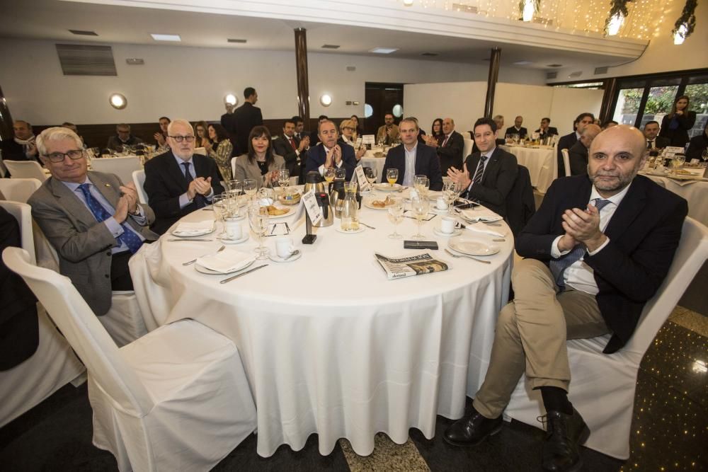 Manuel Ruiz Escudero, presidente de Caja Rural Central; Luis Boyer, presidente de la Fundación Caja Mediterráneo; Mercedes Alonso, vicepresidenta de la Diputación de Alicante; Carlos Morenilla, adjunto al Síndic de Greuges; Miguel Ángel Benito López, director territorial de Alicante de Hidraqua; Jesús Ángel Cecilia Cruz, director de zona de Alicante Ciudad de Bankia; y Tomás Mayoral, director de INFORMACIÓN.