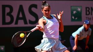 Sara Sorribes devuelve una bola durante el partido