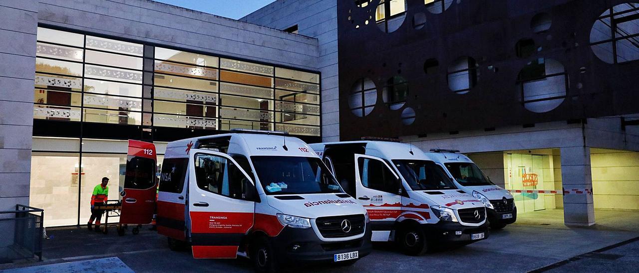 Ambulancias delante del Credine, cuando estuvo atendiendo a pacientes con coronavirus. | Juan Plaza