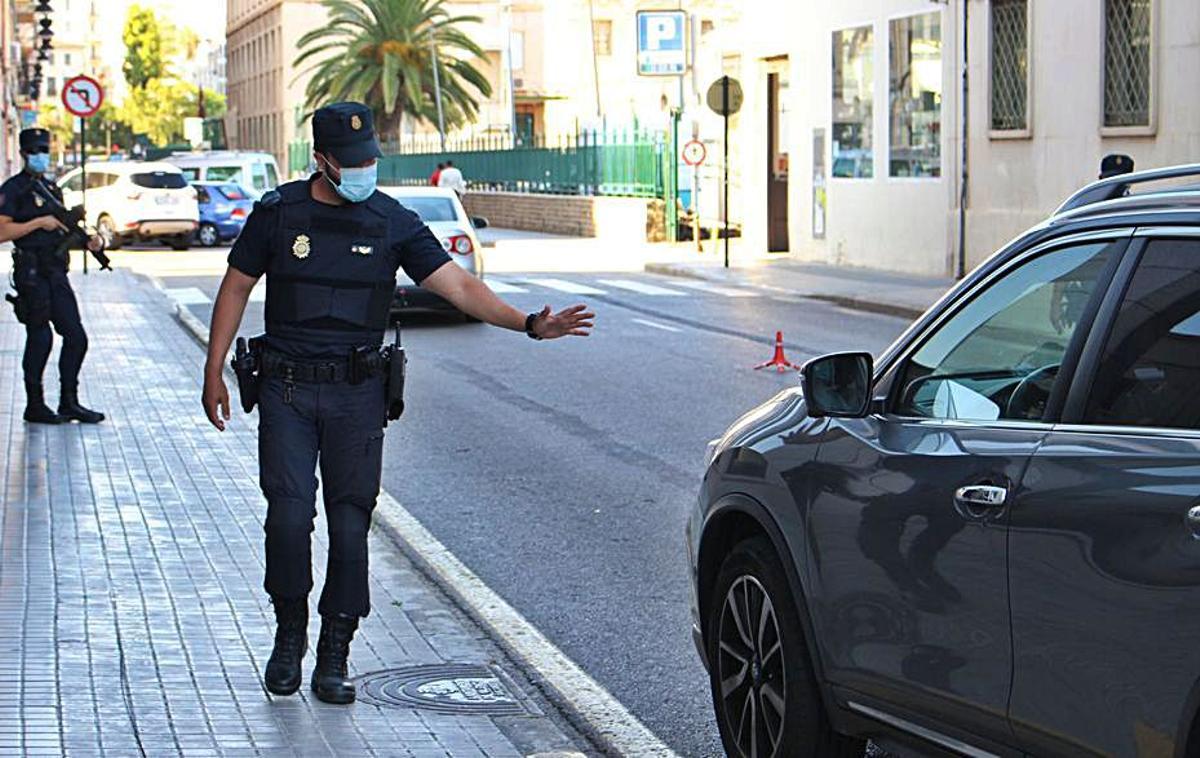 Imagen de archivo de agentes de la Policía Nacional durante un control.