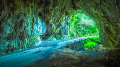 Así es el único pueblo de España por el que se accede a través de una cueva oculta