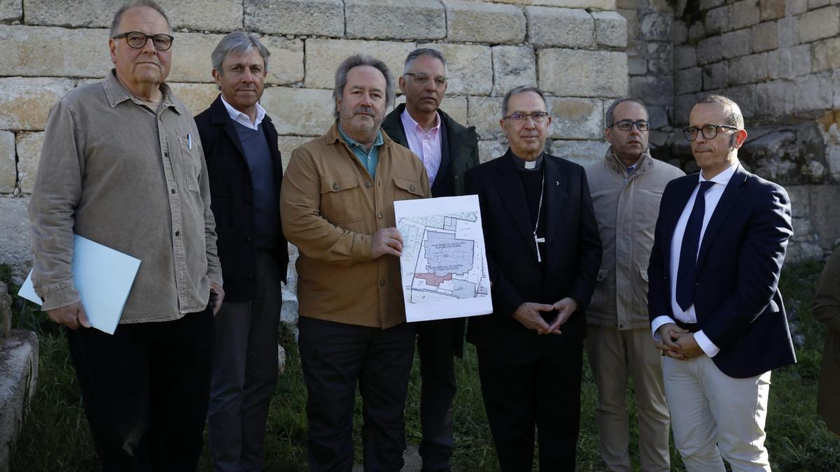 El alcalde de Zamora y el obispo de Zamora junto personas de sus equipos y los arquictectos responslabes del proyecto