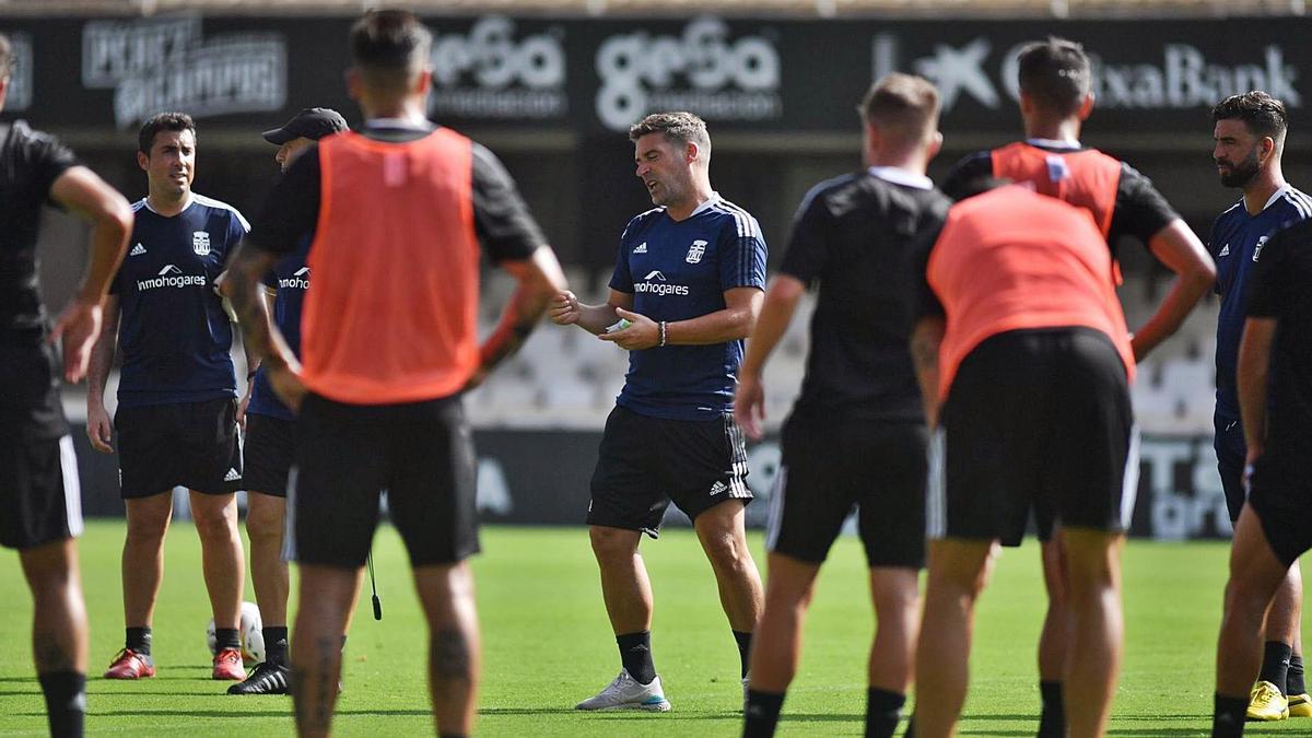 Luis Carrión, entrenador del FC Cartagena, durante un entrenamiento en el Cartagonova.  | PRENSA FC CARTAGENA