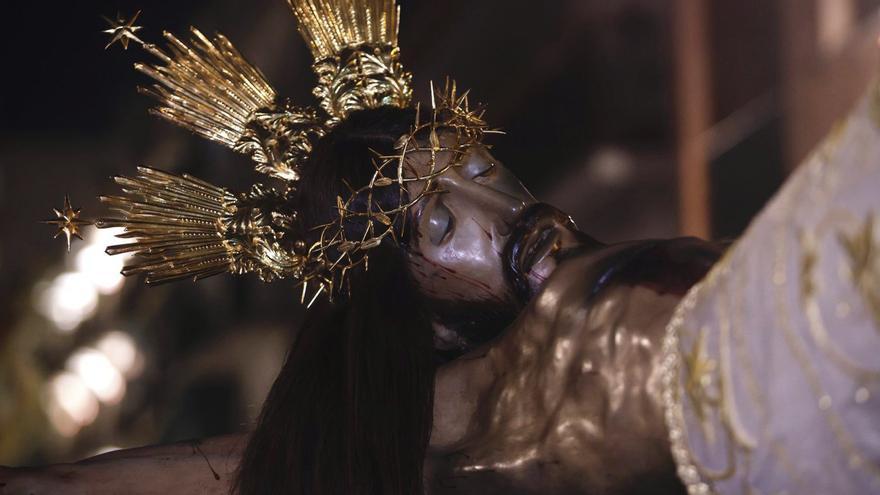 La hermandad del Cristo de Gracia culmina el tratamiento de anoxia a su paso procesional contra agentes biológicos
