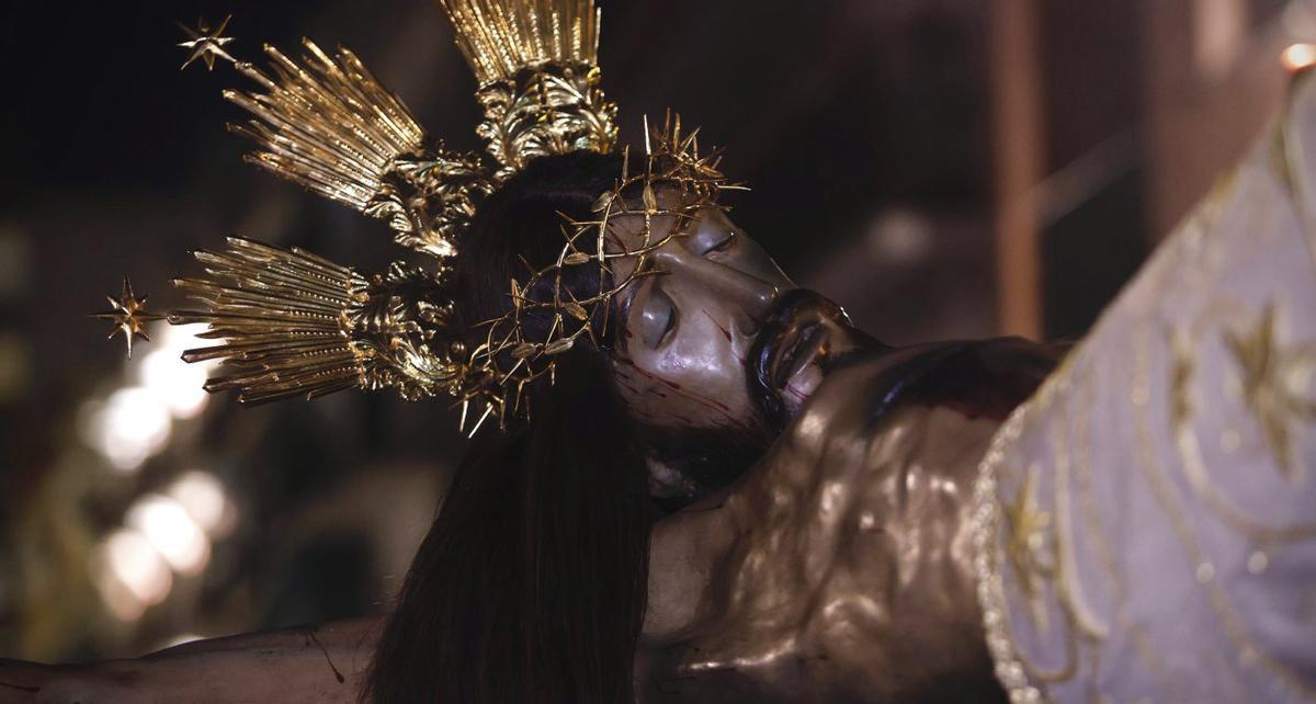 Imagen del Cristo de Gracia, que ha sido sometido a un tratamiento para eliminar la presencia de insectos xilófagos y otros organismos que puedan afectar a la madera, a cargo de la empresa especializada Anticimex. | MANUEL MURILLO