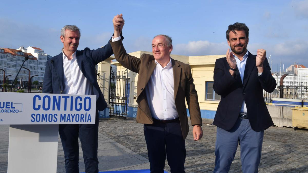 Rueda, con el candidato de A Coruña, Miguel Lorenzo, y Diego Calvo.