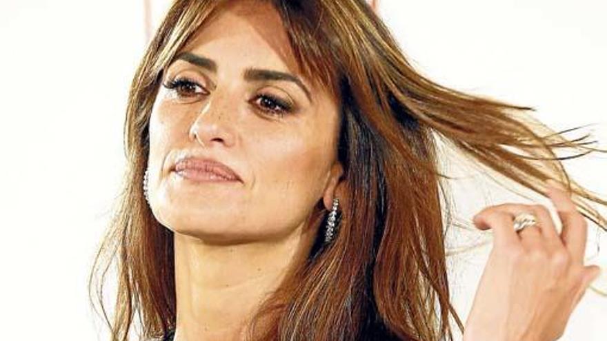 Ist Penélope Cruz a) Sängerin b) Gitarristin oder vielleicht doch c) Schauspielerin?