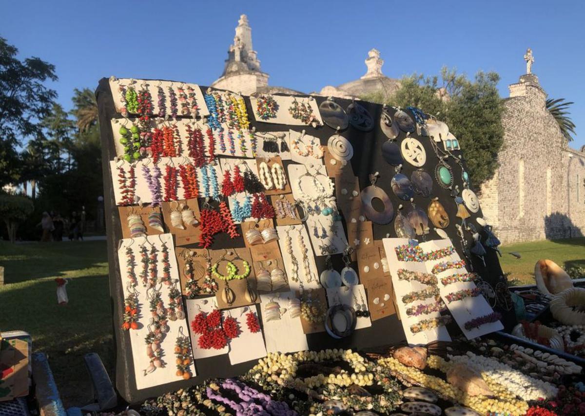 Venta de collares en la zona de embarque de los catamaranes.   | // M.M.
