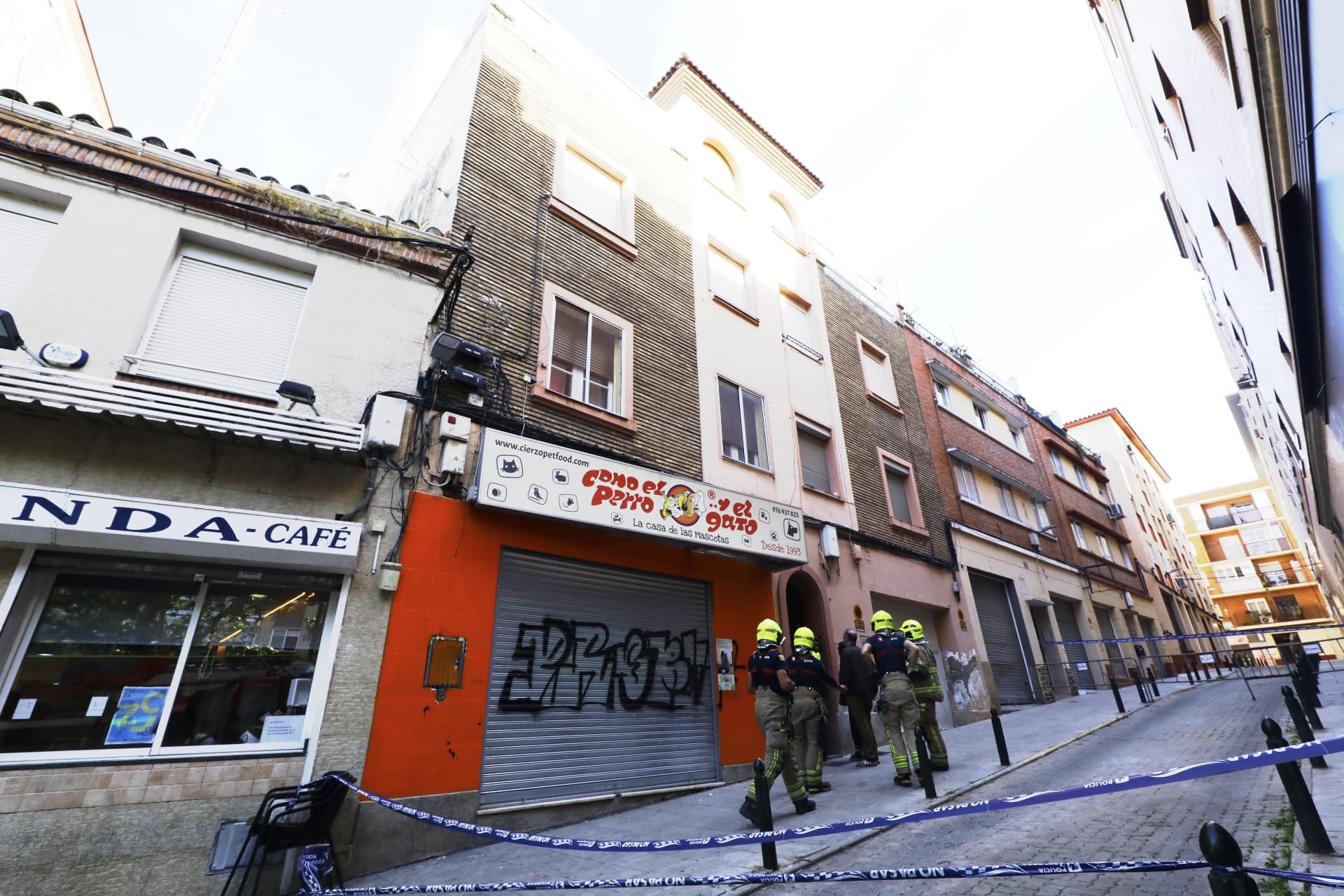 En imágenes | Desalojo de un edifico en Torrero