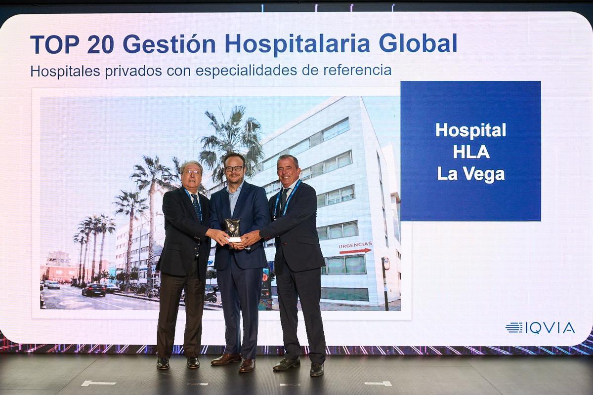 Eduardo Reina y Dr. Pedro Mateo, gerente y director médico de HLA la Vega reciben el premio