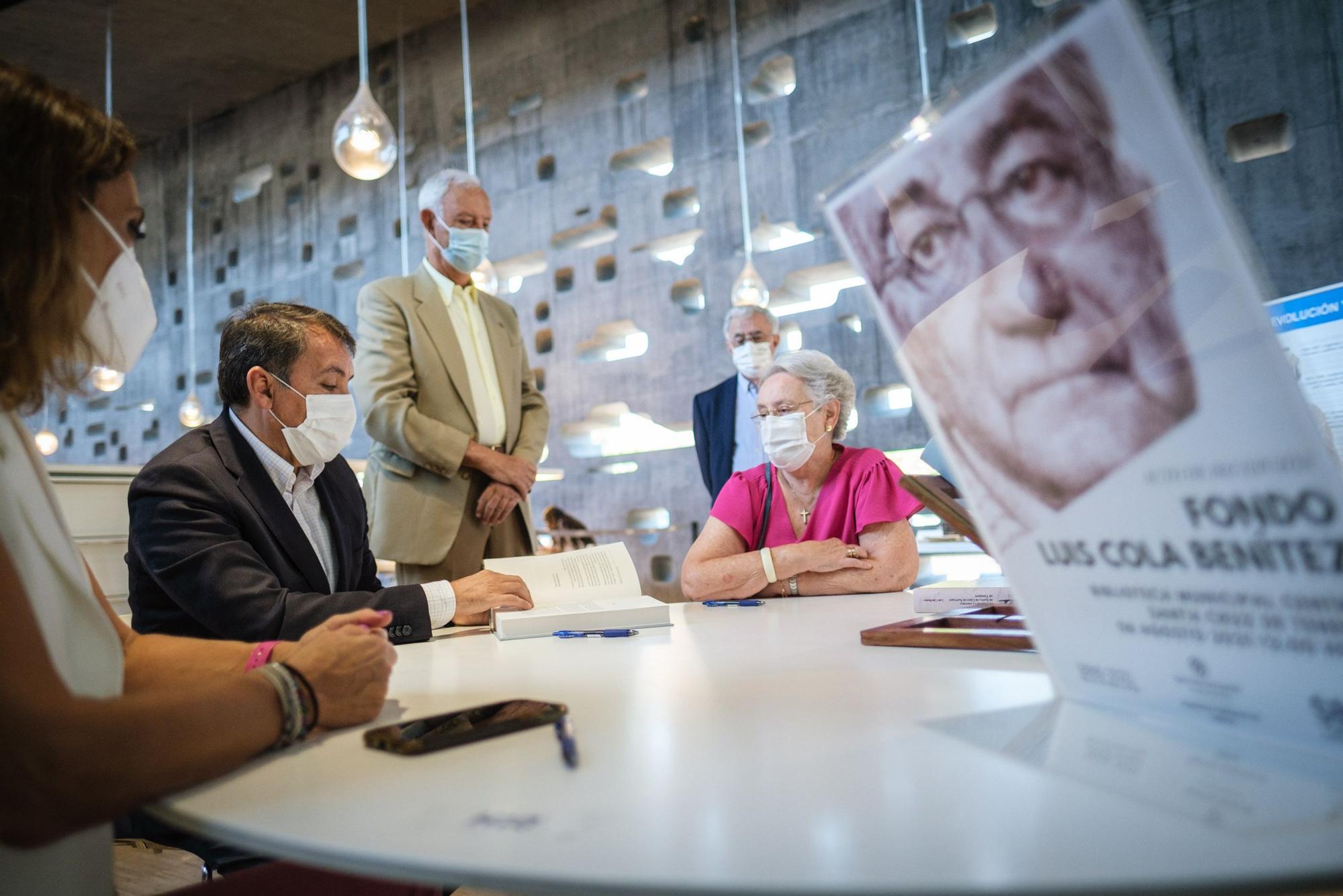 Donación a la biblioteca municipal de los fondos de Luis Cola