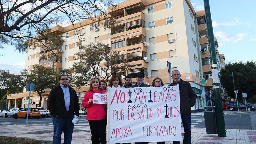 Vecinos protestan contra la futura antena el pasado febrero.