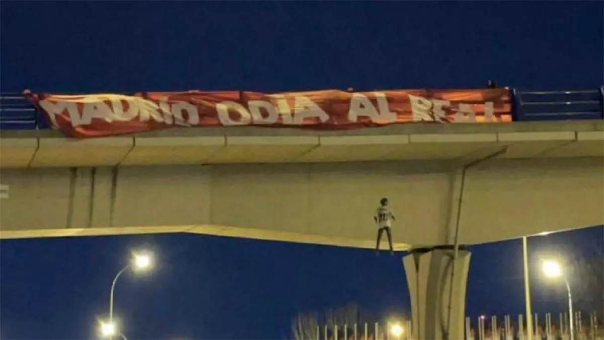 Cuatro condenados por ahorcar un muñeco de Vinicius en un puente de Madrid