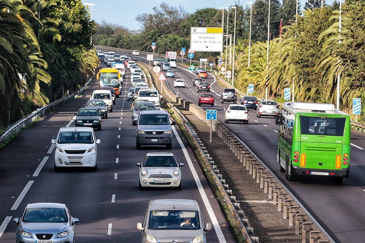 Colas en la autopista del Norte (TF-5).