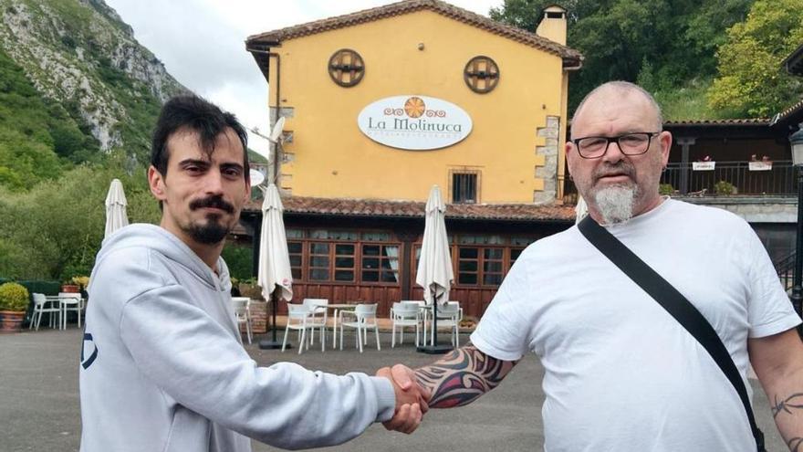 Conoce a un sintecho que estaba viviendo en el aeropuerto 2 años y decide contratarlo: &quot;Me llamó la atención&quot;